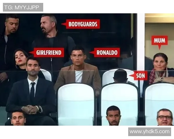 凌晨的电影院里足球明星的秘密观影之夜与球场荣耀的交织